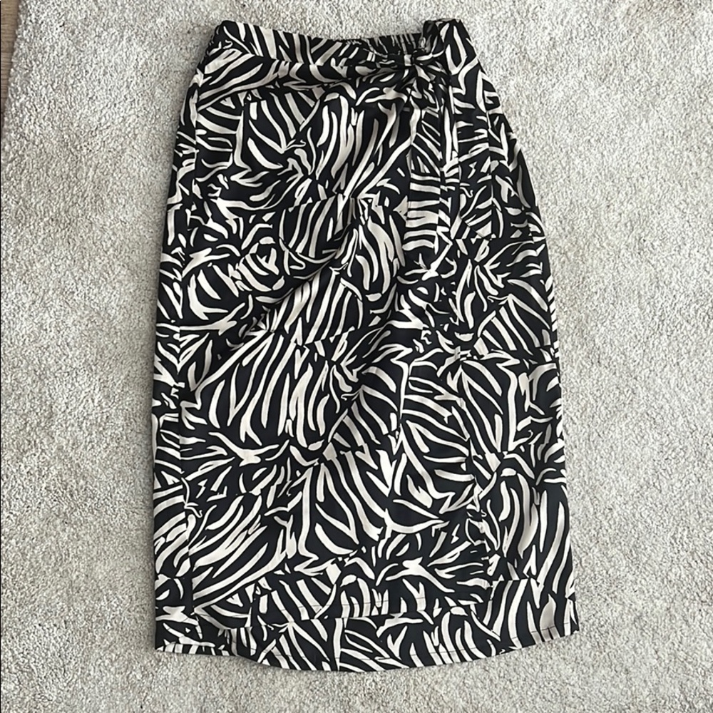 Black and cream patterned satin-like skirt